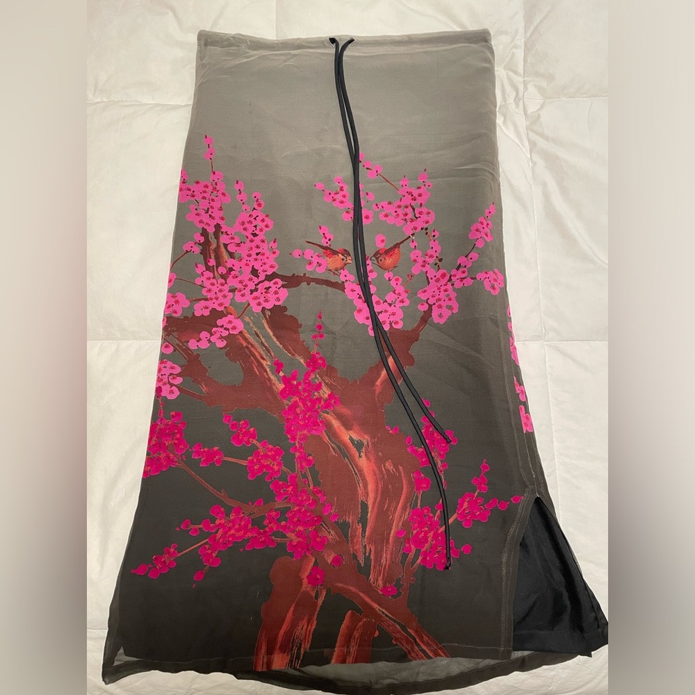 STATUS skirt.